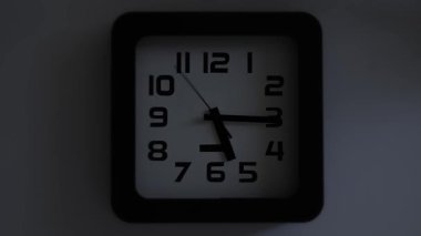 Duvarın ikinci kolu yanıp sönen mavi ve kırmızı ışıkla senkronize edilerek tehlike ve alarm yaratıyor. Büyük yakın çekim.