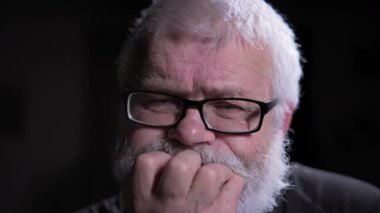 Yaşlı, gözlüklü seçkin bir adam dikkatle dinler, çenesini eline koyar. Onun anlayışlı, nazik ve özenli bakışları zengin bir iç dünyayı ortaya çıkarıyor. Sonra gülümser ve neşeyle konuşur. Şey...
