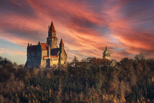 Romantisch kasteel Bouzov in de herfst bij zonsondergang — Stockfoto