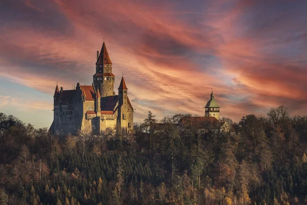 Romantisch kasteel Bouzov in de herfst bij zonsondergang Rechtenvrije Stockafbeeldingen