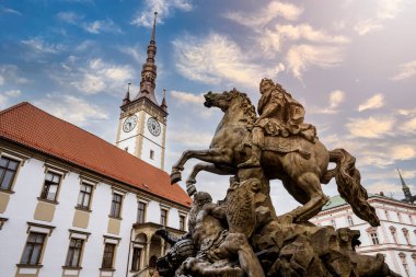 Caesar Fountain ve Olomouc 'taki belediye saat kulesi