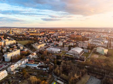 Olomouc, Çek Cumhuriyeti - 13 03 2021: Günbatımında Olomouc 'un kuzeyden havadan görünüşü, tarihi merkez ve Ander Stadyumu, Moravya, Çek Cumhuriyeti, Avrupa