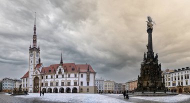 Olomouc, Çek Cumhuriyeti - 01: 15 2021: Olomouc - Moravia Main Meydanı 'nın barok incisi, kışın St. Trinity, Çek Cumhuriyeti