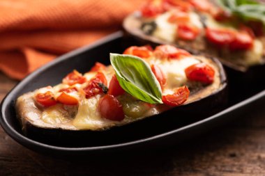  Patlıcan dolması, kıyma, domates ve peynirle doldurulmuş.