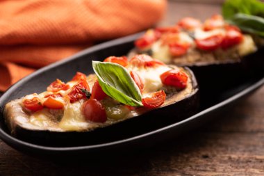  Patlıcan dolması, kıyma, domates ve peynirle doldurulmuş.