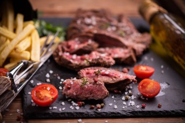 Dilimlenmiş orta pişmiş biftek, yakından.