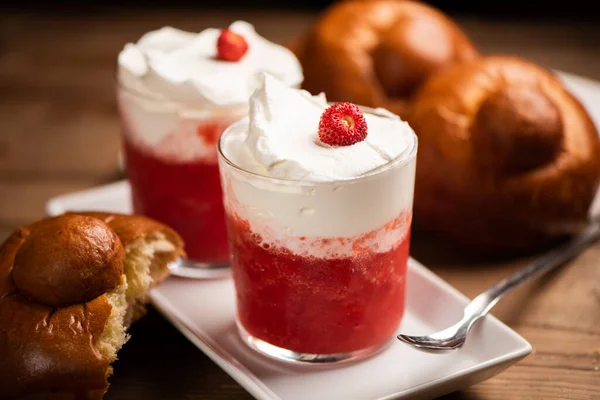 Een Heerlijk Ontbijt Met Aardbei Granita Brioches Sicily Close — Stockfoto