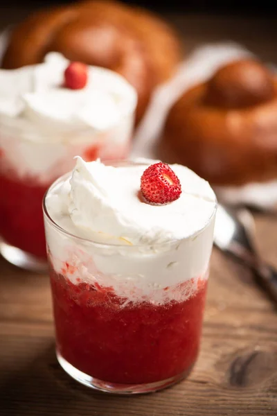 Een Heerlijk Ontbijt Met Aardbei Granita Brioches Sicily Close — Stockfoto