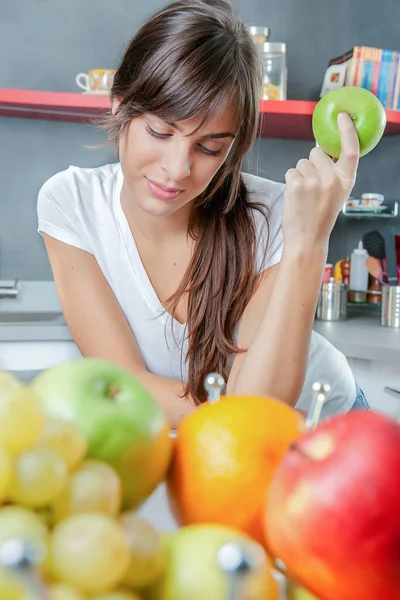 Jong Glimlachen Vrouw Met Fruit Een Moderne Keuken Close — Stockfoto