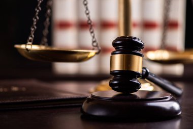 Yargıç Tokmak, adalet terazisi ve hukuk kitaplarını kapatın.