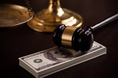 Yargıç Tokmak ve para kahverengi ahşap masa kavramına yakın.