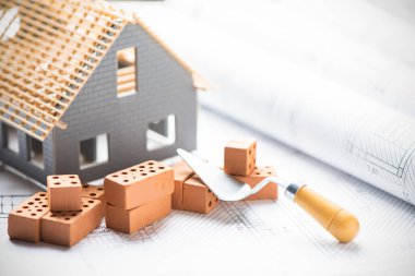 İnşaat halindeki evin planlarını kapatın. Proje konsepti inşa ediliyor