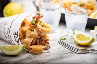 Taze kızarmış Calamari. Akdeniz mürekkep balığı yaklaşıyor.