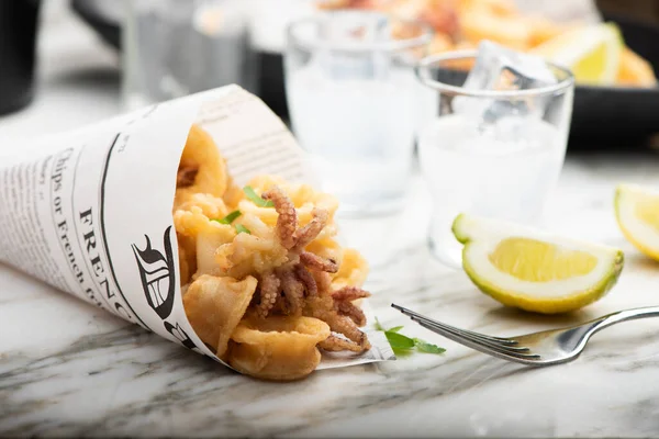 Taze kızarmış Calamari. Akdeniz mürekkep balığı yaklaşıyor.