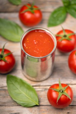 Köy ahşap bir masada taze domates sosu konservesi. Kapat.