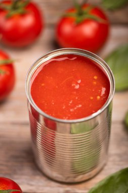 Köy ahşap bir masada taze domates sosu konservesi. Kapat.
