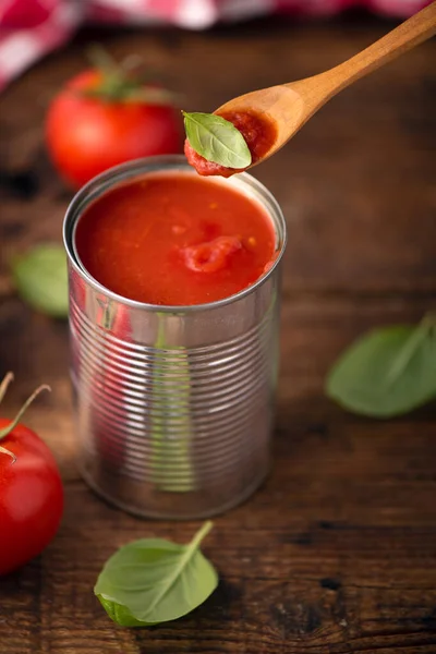 Open Tin Tomatoes Sauce Whole Fresh Tomatoes Rustic Wooden Table — Stock Photo, Image