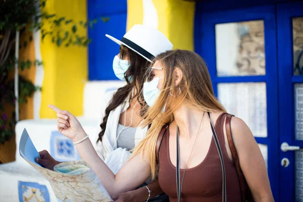 Duas Amigas Cidade Olhando Para Mapa Turístico Usando Máscaras Turismo — Fotografia de Stock