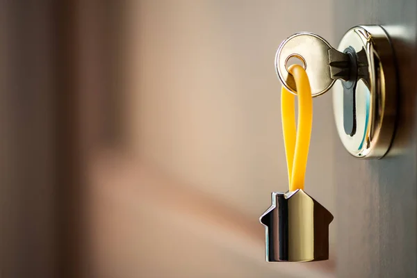Evin Anahtarı Kapıda Evdeki Gümüş Anahtarlığın Anahtarı Fotokopi Alanı Olan — Stok fotoğraf