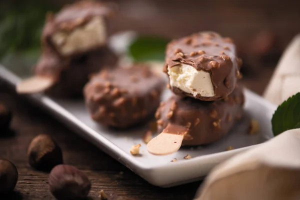 Gelo Chocolate Com Amêndoas Mesa Vintage Madeira Fechar — Fotografia de Stock