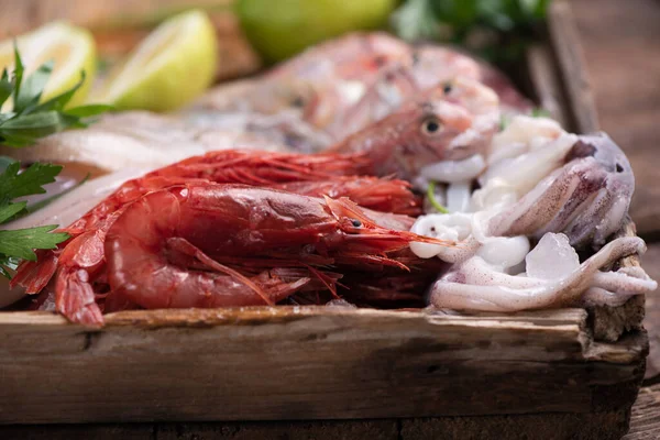 Pescado Fresco Mostrador Una Tienda Pescado Con Gambas Rojas Mazara — Foto de Stock