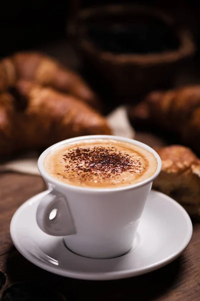 Tazza Caffè Con Croissant Tavolo Legno Rustico Stravolgono — Foto Stock