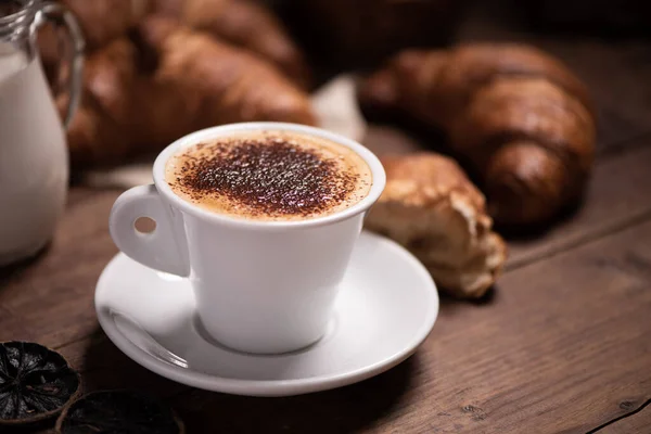 Tazza Caffè Con Croissant Tavolo Legno Rustico Stravolgono — Foto Stock