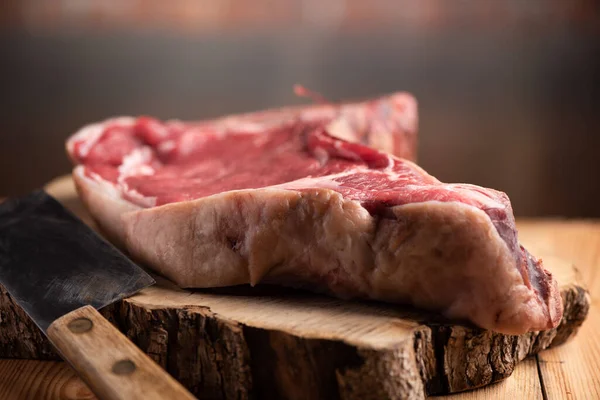 Grande Pedazo Crudo Carne Fiorentina Parte Superior Una Mesa Madera — Foto de Stock