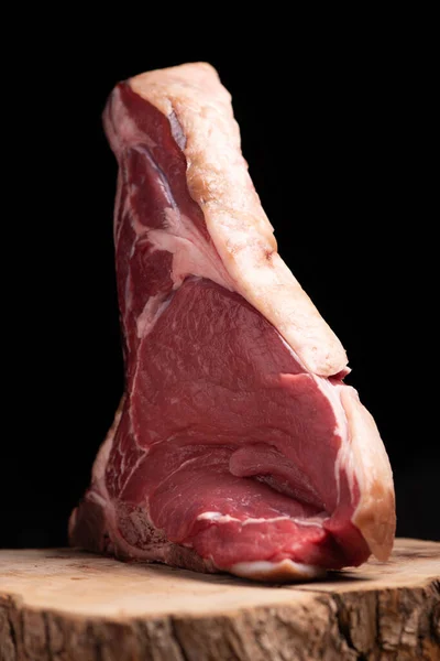 Grande Pedaço Cru Carne Fiorentina Cima Uma Mesa Madeira Fechar — Fotografia de Stock