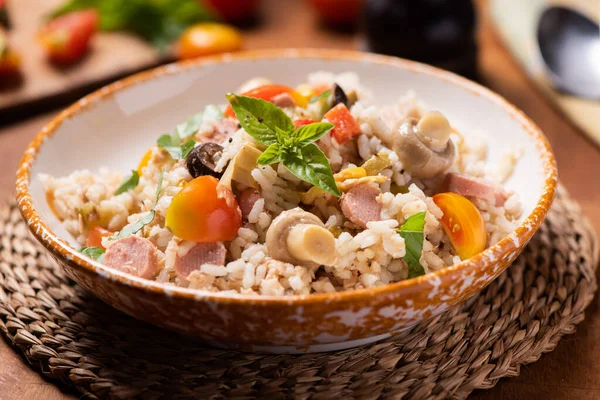 Ensalada Arroz Tazón Mesa Arbolada Cerca — Foto de Stock