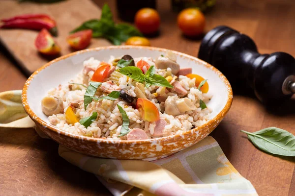 Ensalada Arroz Tazón Mesa Arbolada Cerca — Foto de Stock