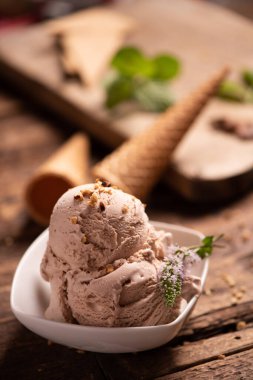 Çikolata ve vanilyalı dondurma kalıpları yakın plan. 