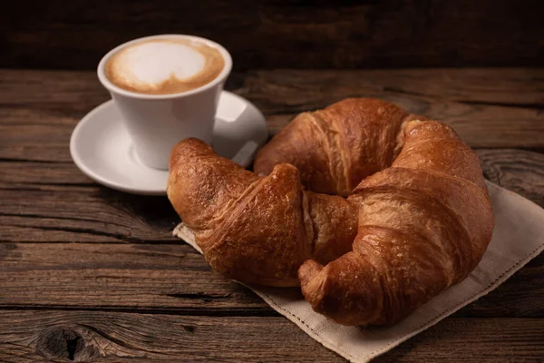 Verse Boterachtige Croissants Met Koffie Rustieke Houten Tafel Close — Stockfoto