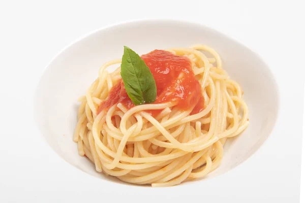 Špagety Rajčatovou Omáčkou Fotografie Bílém Pozadí Zblízka — Stock fotografie