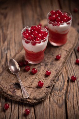 Farklı küçük bardaklarda kırmızı donmuş meyvelerden yapılmış meyve püresi.