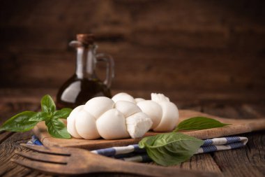 Bükülmüş taze İtalyan mozzarella Treccia. İtalyan yumuşak peyniri.