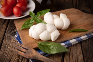 Bükülmüş taze İtalyan mozzarella Treccia. İtalyan yumuşak peyniri.