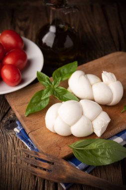 Bükülmüş taze İtalyan mozzarella Treccia. İtalyan yumuşak peyniri.