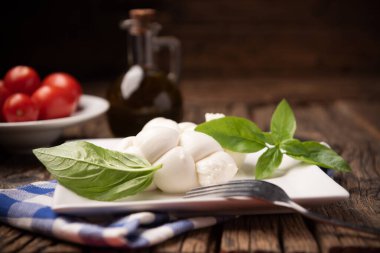 Bükülmüş taze İtalyan mozzarella Treccia. İtalyan yumuşak peyniri.