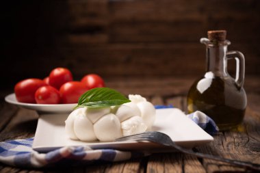 Bükülmüş taze İtalyan mozzarella Treccia. İtalyan yumuşak peyniri.