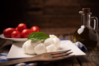 Bükülmüş taze İtalyan mozzarella Treccia. İtalyan yumuşak peyniri.