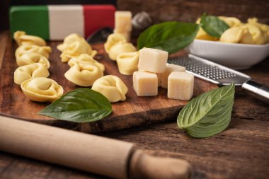 Ev yapımı İtalyan tortellini makarnası ahşap masada. Yakın plan.