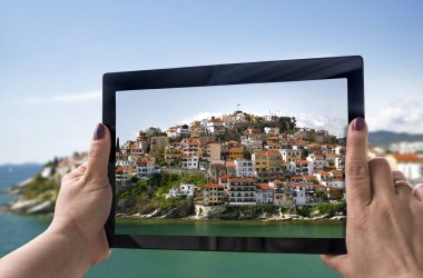 Tablet bilgisayardaki evlerin fotoğraflarını çeker