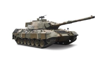 Beyaz arkaplanda askeri tank kenarı görünümü izole edildi