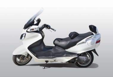 Beyaz mega scooter yan görünümü izole edildi