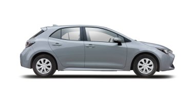 Gri hatchback araba yan görünümü beyaz arkaplanda izole