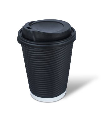 Beyaz arka planda plastik kapaklı siyah tek kullanımlık kağıt bardak.