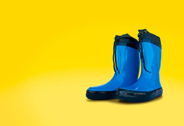 Botas Goma Azul Para Niños Aisladas Sobre Fondo Amarillo —  Fotos de Stock