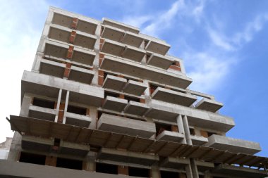 Mavi gökyüzüne karşı yapım aşamasında