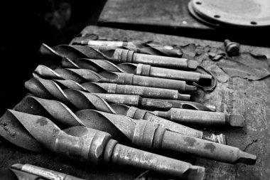 Makine atölyesindeki eski matkaplar